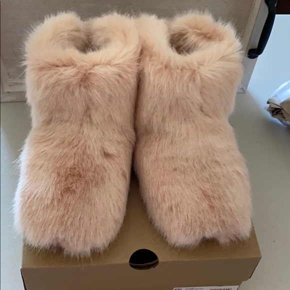 UGG Shoes - Pink/Quartz UGG slippers size 8